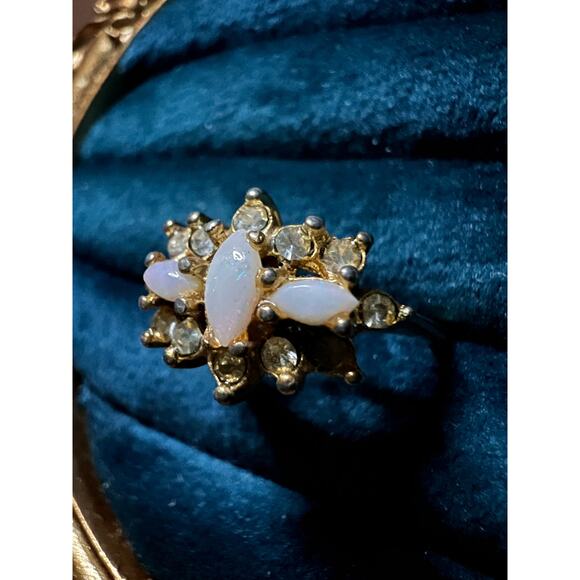 Vintage Gold Tone Opal Rhinestone Ring Size 7.25 Cluster Style Statement Jewelry - Picture 5 of 10